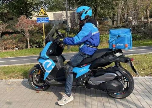 西安网友爆料摩托车视频,摩托车飞驰街头，网友直呼太刺激！